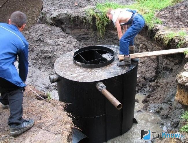Установка выгребной ямы из бочки
