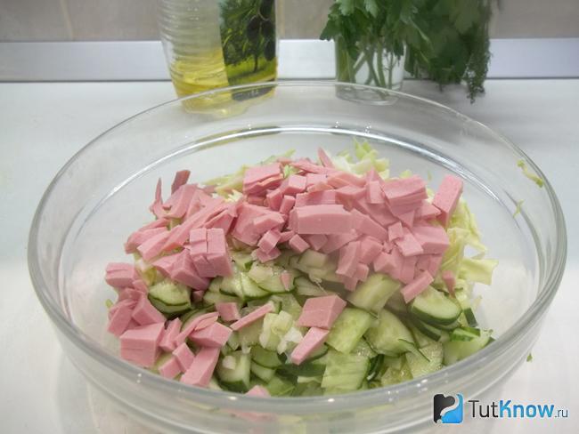 Колбаса нарезана соломкой