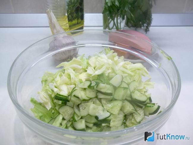 Огурцы нарезаны тонкими полукольцами