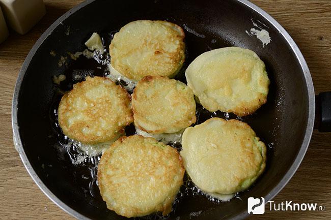 Кабачки жарятся на сковороде шаг 6