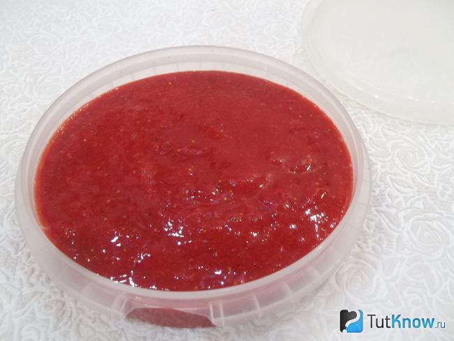Клубничное пюре переложено в емкость для заморозки