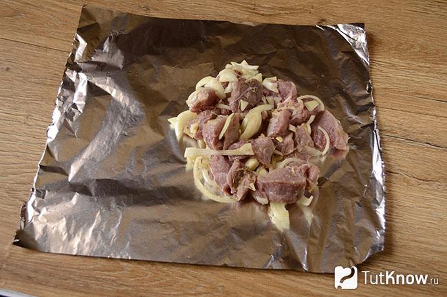 Маринованное мясо на фольге
