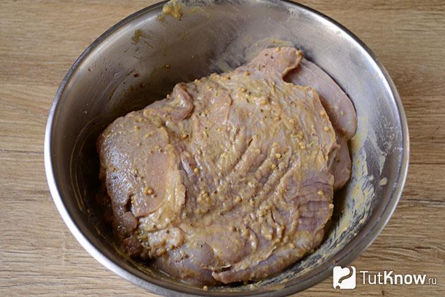Мясо натёрто маринадом