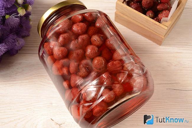 Банка с компотом из клубники вид сверху