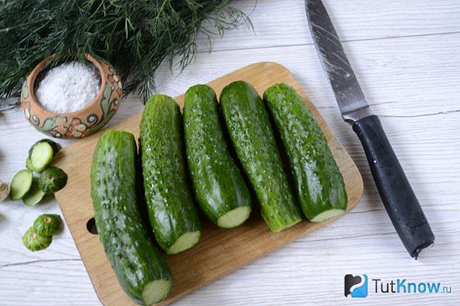 Свежие огурцы на кухонной доске