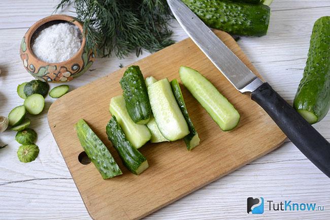 Огурцы разрезаны на кусочки