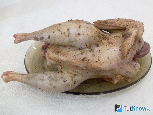 Курица маринуется