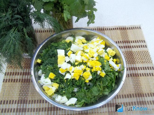 Яйца отварены и нарезаны