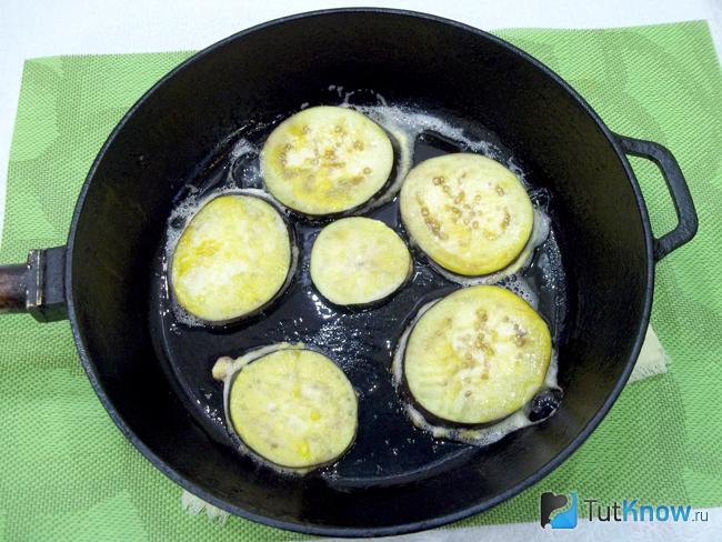 Баклажаны в яичном кляре жарятся на сковороде