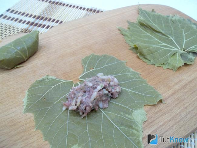 На листья винограда выложена начинка