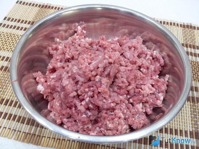 Мясо перекручено через мясорубку