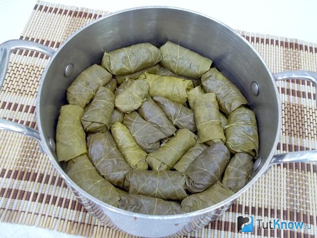 Долма сложена в кастрюлю