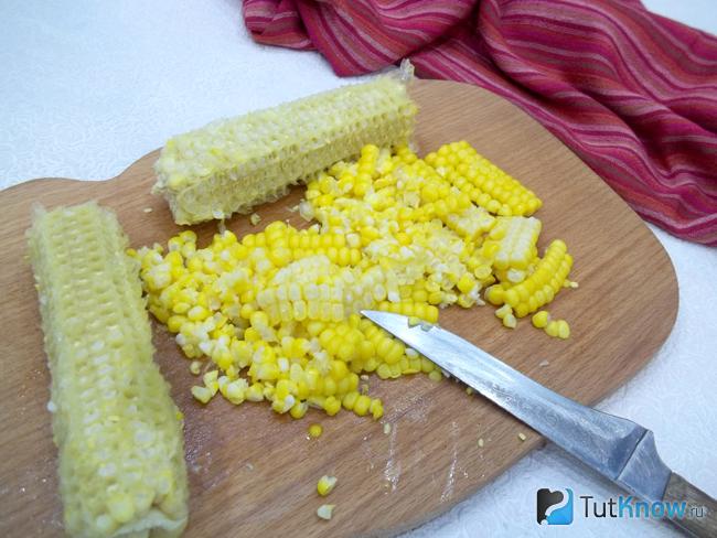 С початка кукурузы срезаны зерна