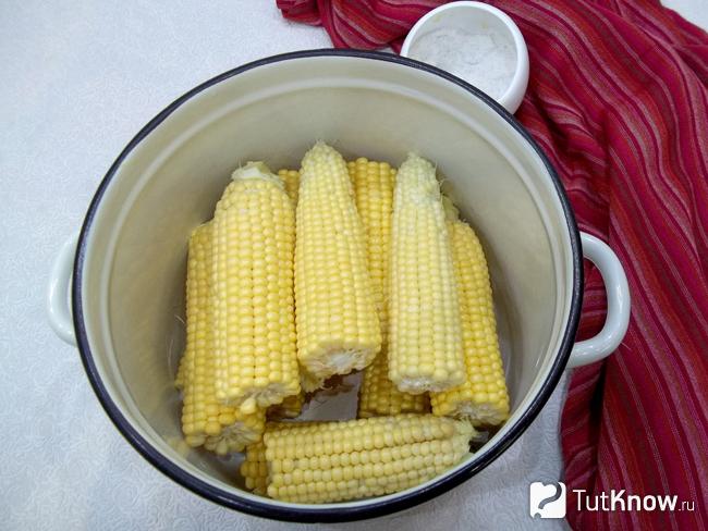 Кукуруза сложена в кастрюлю