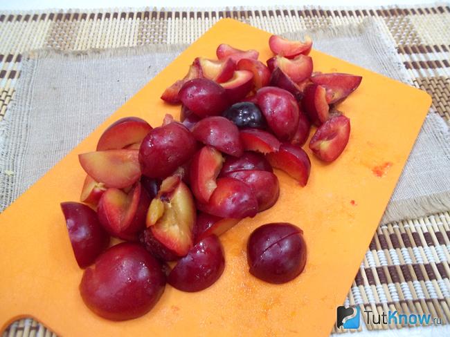 Сливы нарезаны дольками