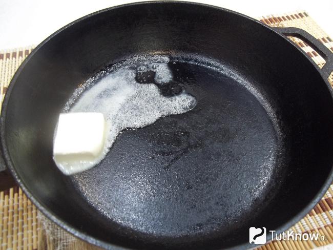 Масло растоплено в сковороде