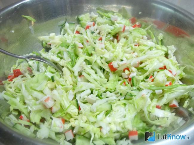 Готовый салат с капустой, огурцом и крабовыми палочками