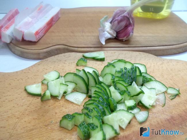 Огурцы нарезаны полукольцами