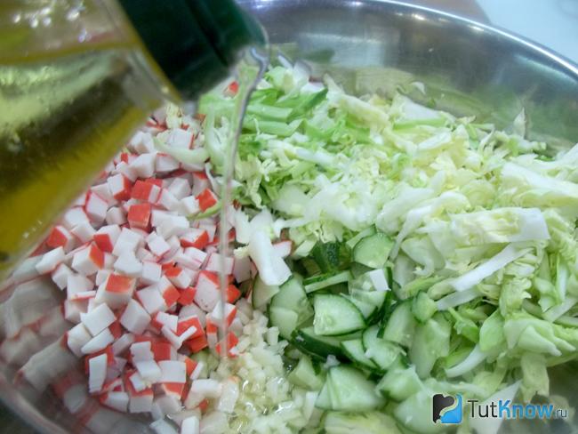 Продукты сложены в миску и заправлены маслом с солью