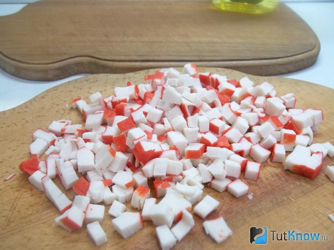 Крабовые палочки нарезаны кубиками