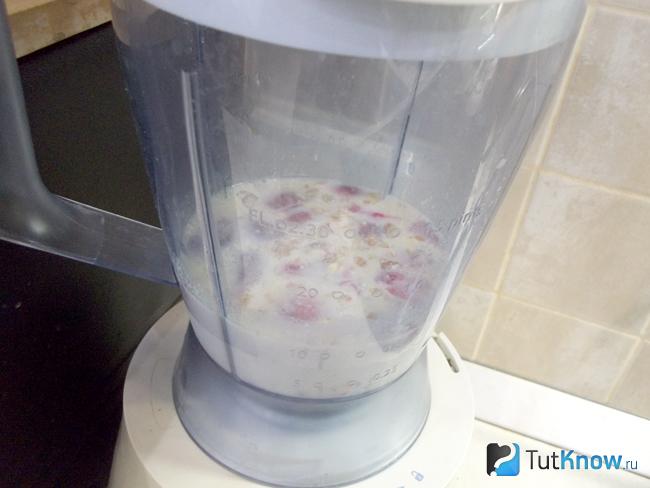 Продукты взбиваются блендером