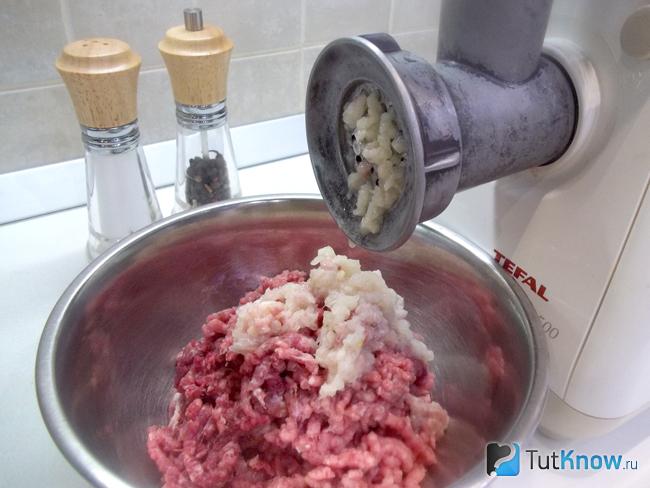 Лук перекручен на мясорубке