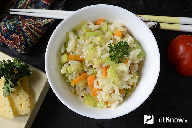 Рис с кабачками и морковкой подан к столу