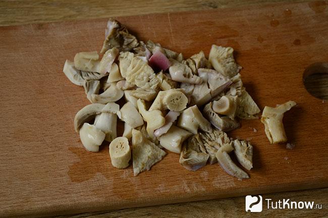 Сыроежки порезаны на кусочки