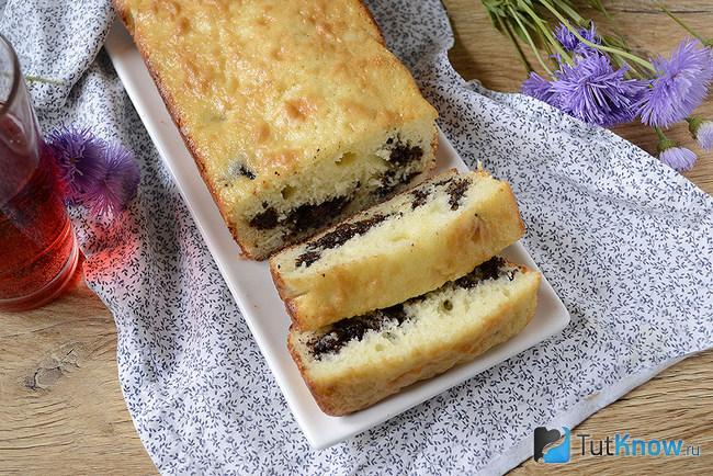 Кекс на кефире с маком порезан на кусочки