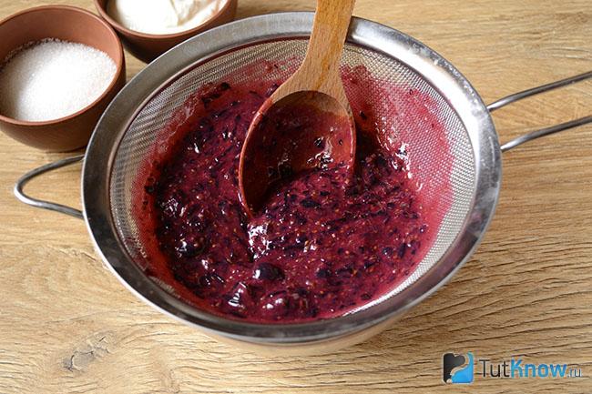Измельченная смородина пропускается через сито