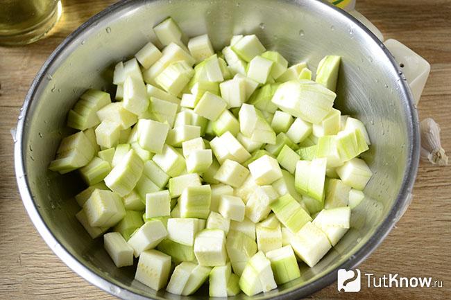 Нарезанные кубиками кабачки в миске