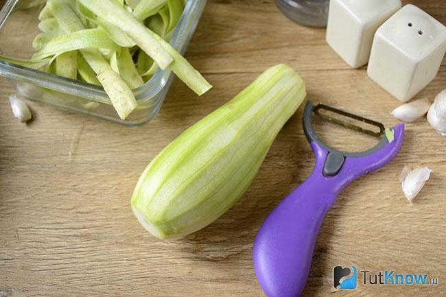 Кабачок со снятой кожурой