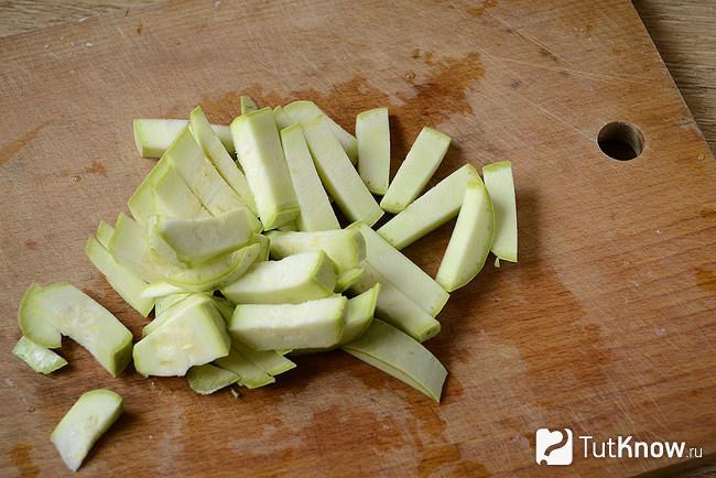 Кабачки нарезаны на кухонной доске