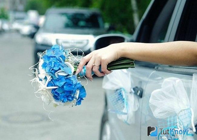 Невеста высунула руку с букетом из машины