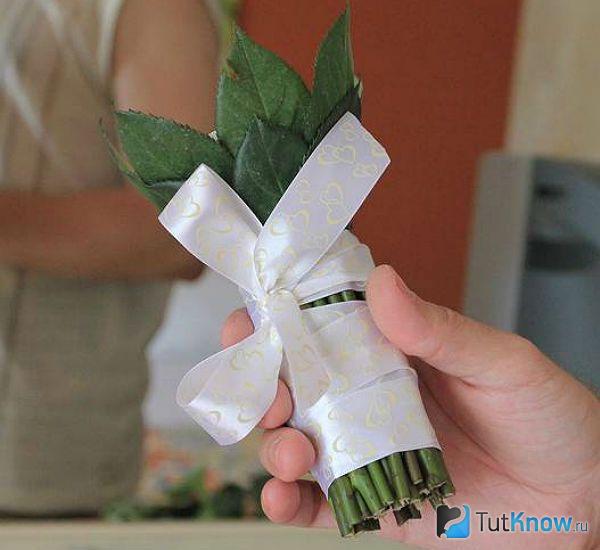 Букетница украшена бантом из атласной ленты