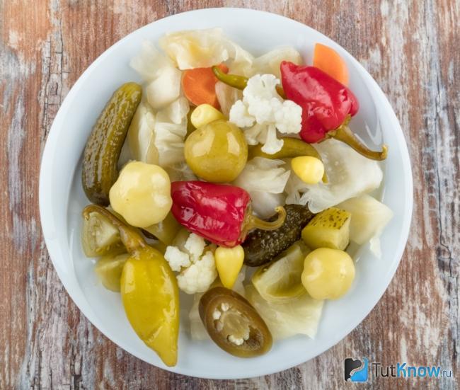 Маринованные зеленые помидоры с болгарским перцем