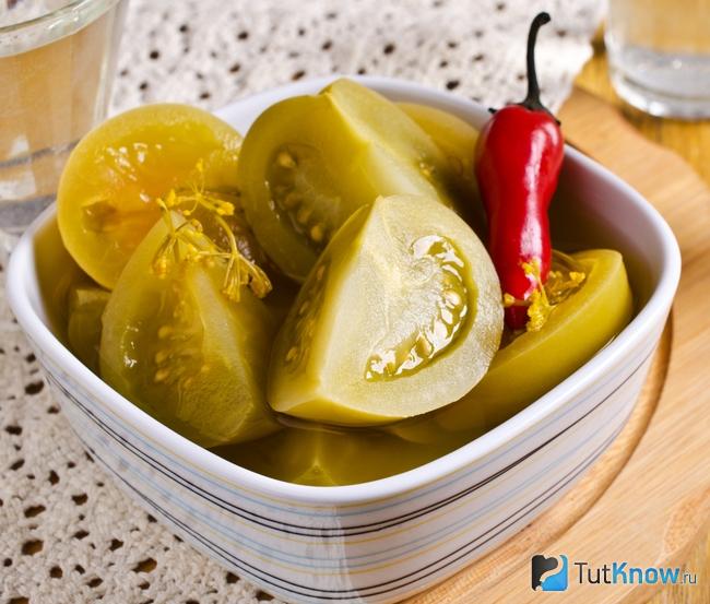 Маринованные зеленые помидоры с перцем чили