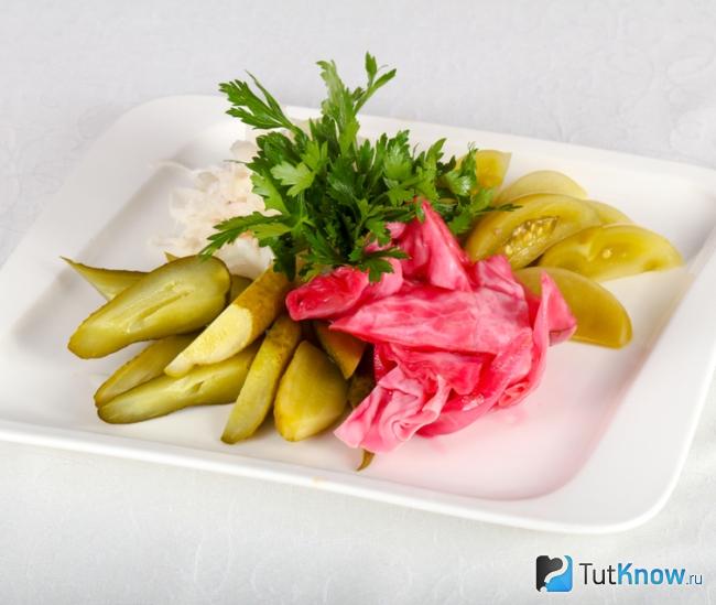 Маринованные зеленые помидоры слайсами