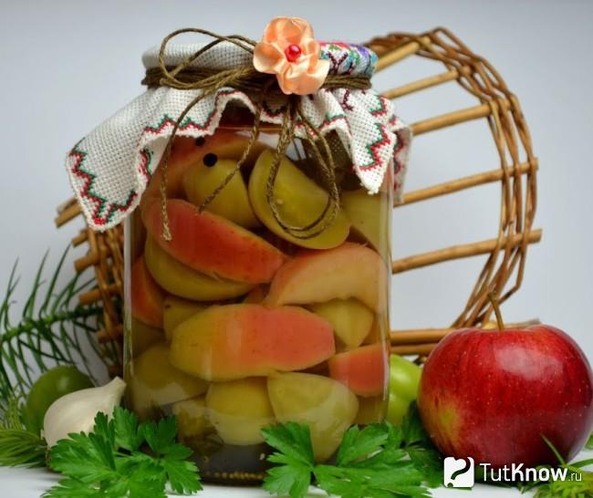 Маринованные зеленые помидоры с яблоками