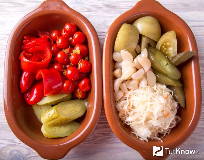 Маринованные зеленые помидоры с капустой и другими овощами