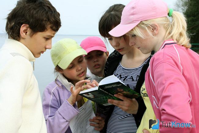 Дети читают книгу