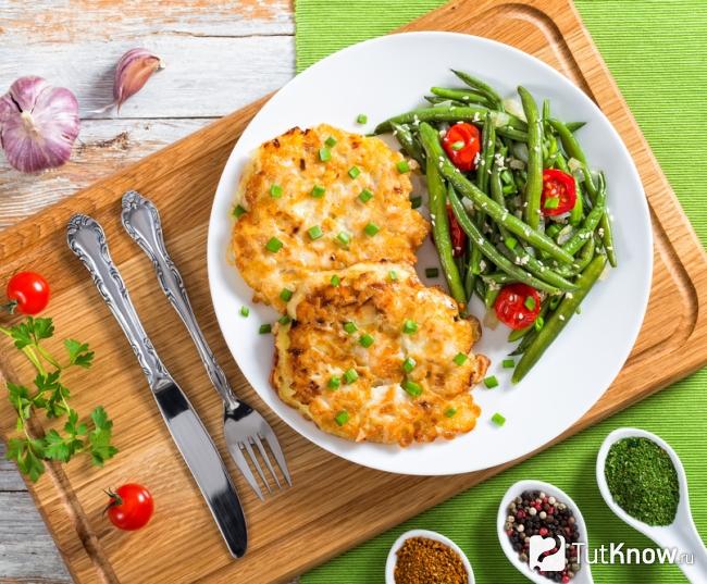 Рубленные котлеты из индейки со стручковой фасолью