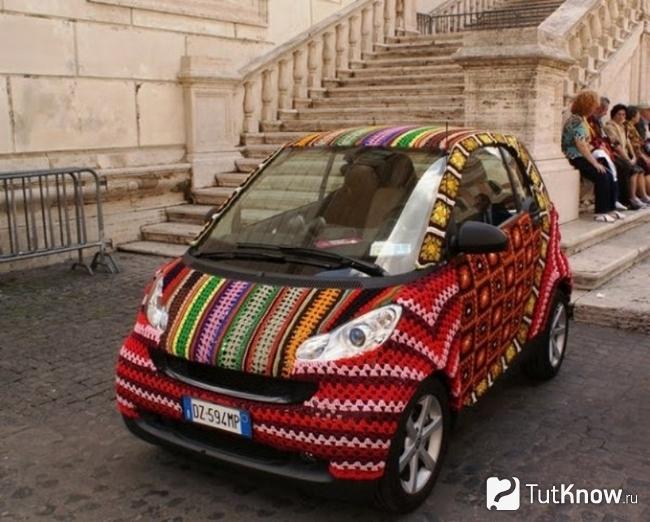 Полностью покрытый тканью автомобиль