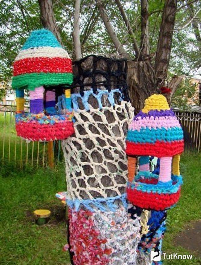 Две вязаные кормушки крупным планом