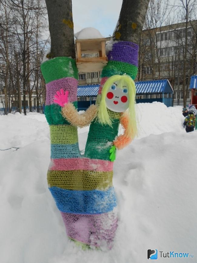 Украшение дерева с помощью вязального граффити