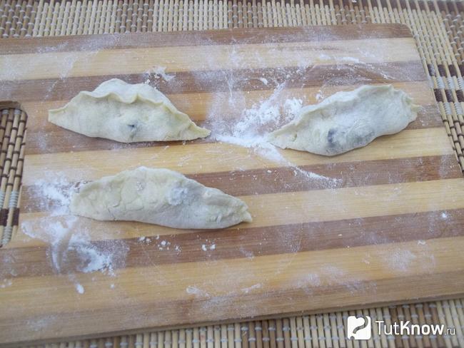 Слеплены вареники с вишнями