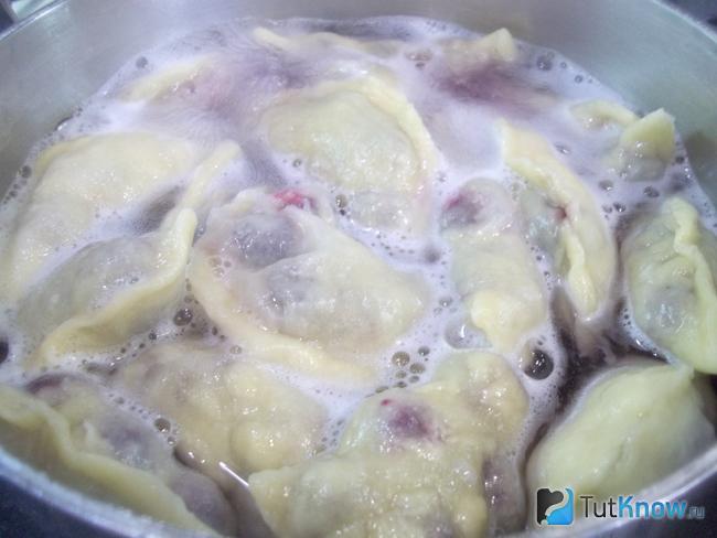 Готовые вареники с вишней