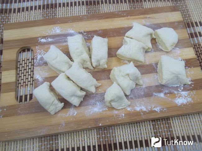 Колбаска из теста нарезана кусочками