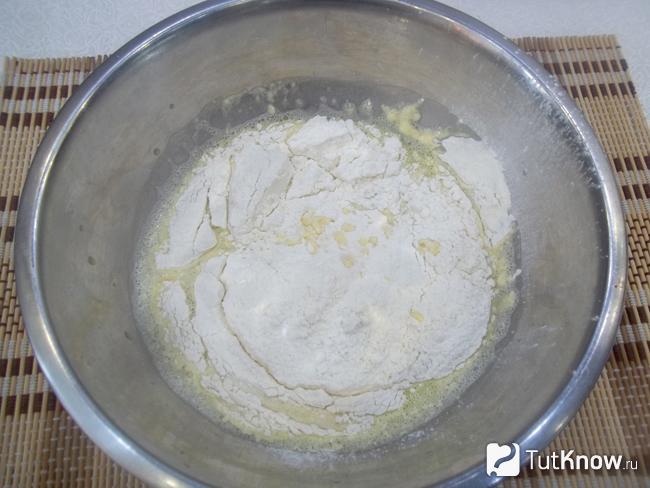 В жидкую основу насыпана мука