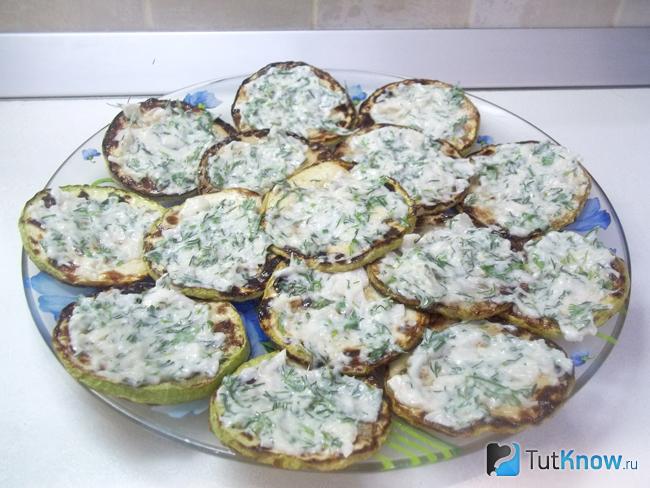 Готовые жареные кабачки с чесночным соусом
